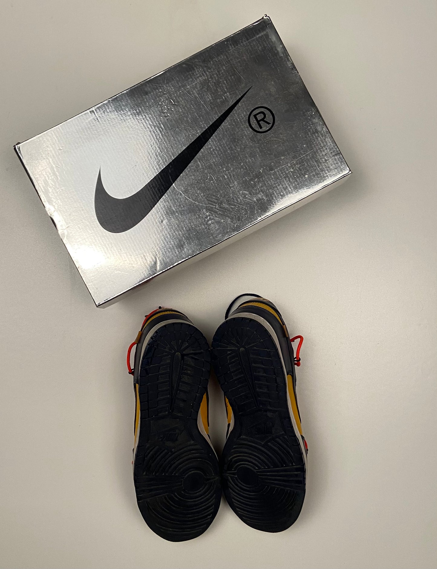 Dunk Low Off-White University Gold
