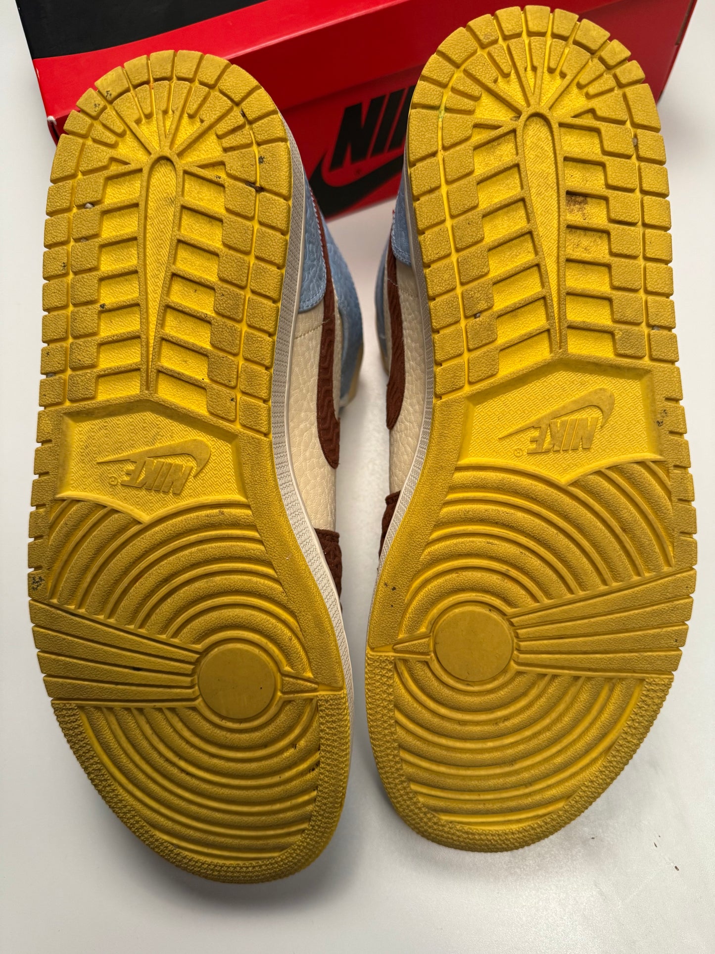 Jordan 1 Mid Maison Chateau Rouge