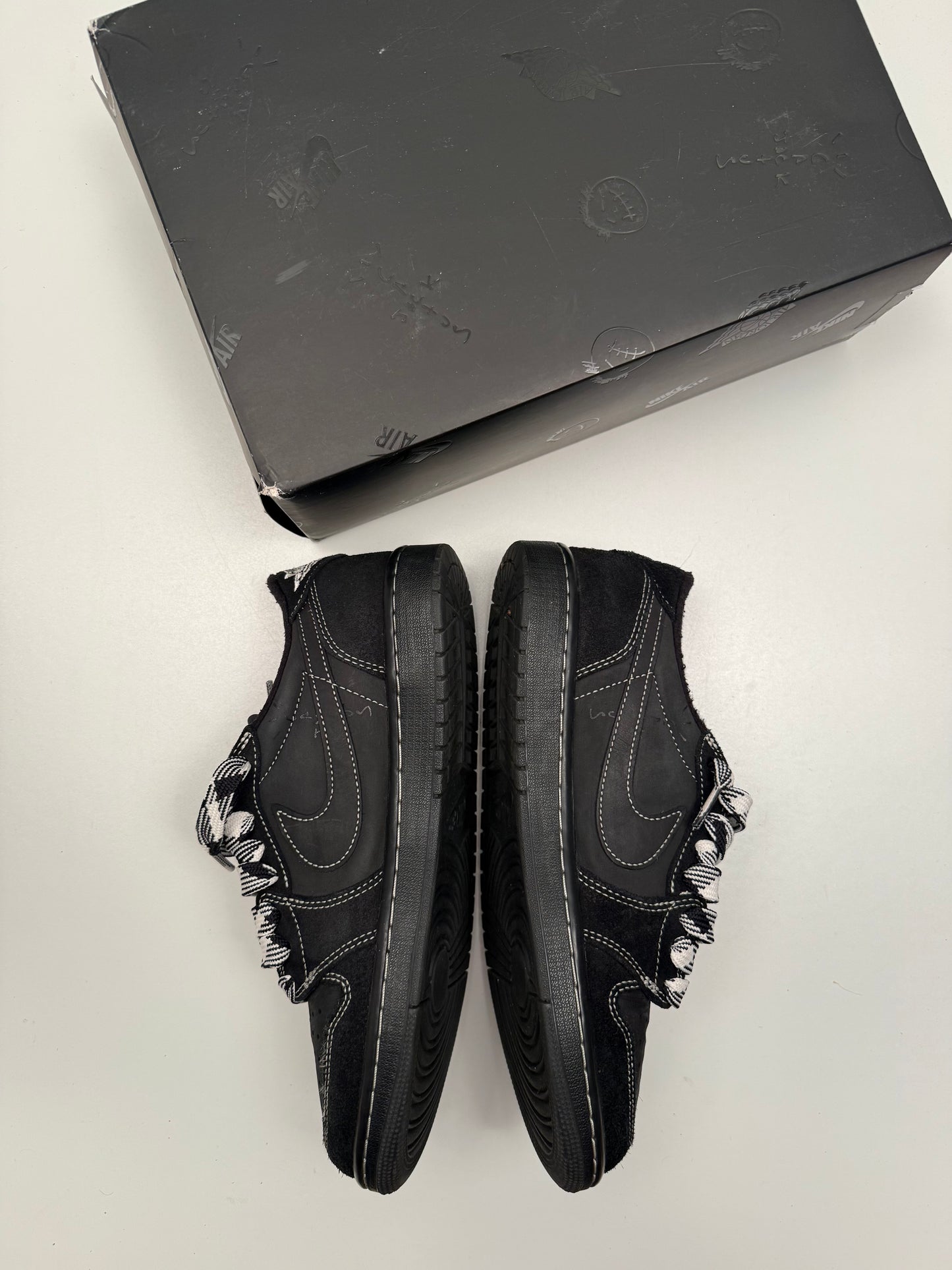 Jordan 1 Travis Scott Phantom