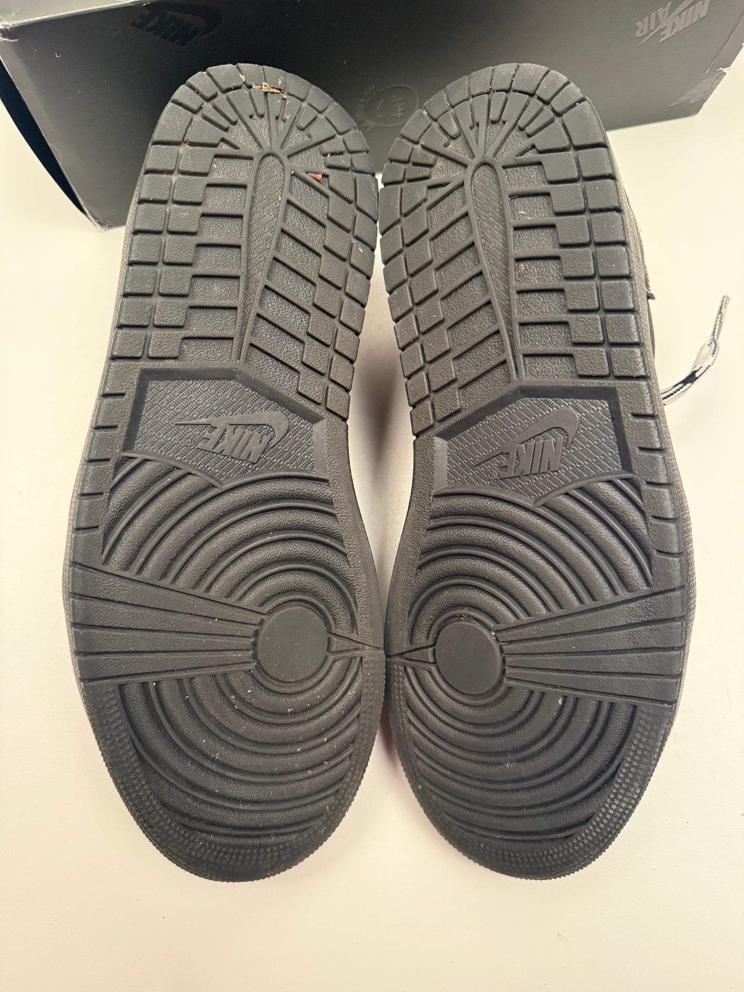 Jordan 1 Travis Scott Phantom